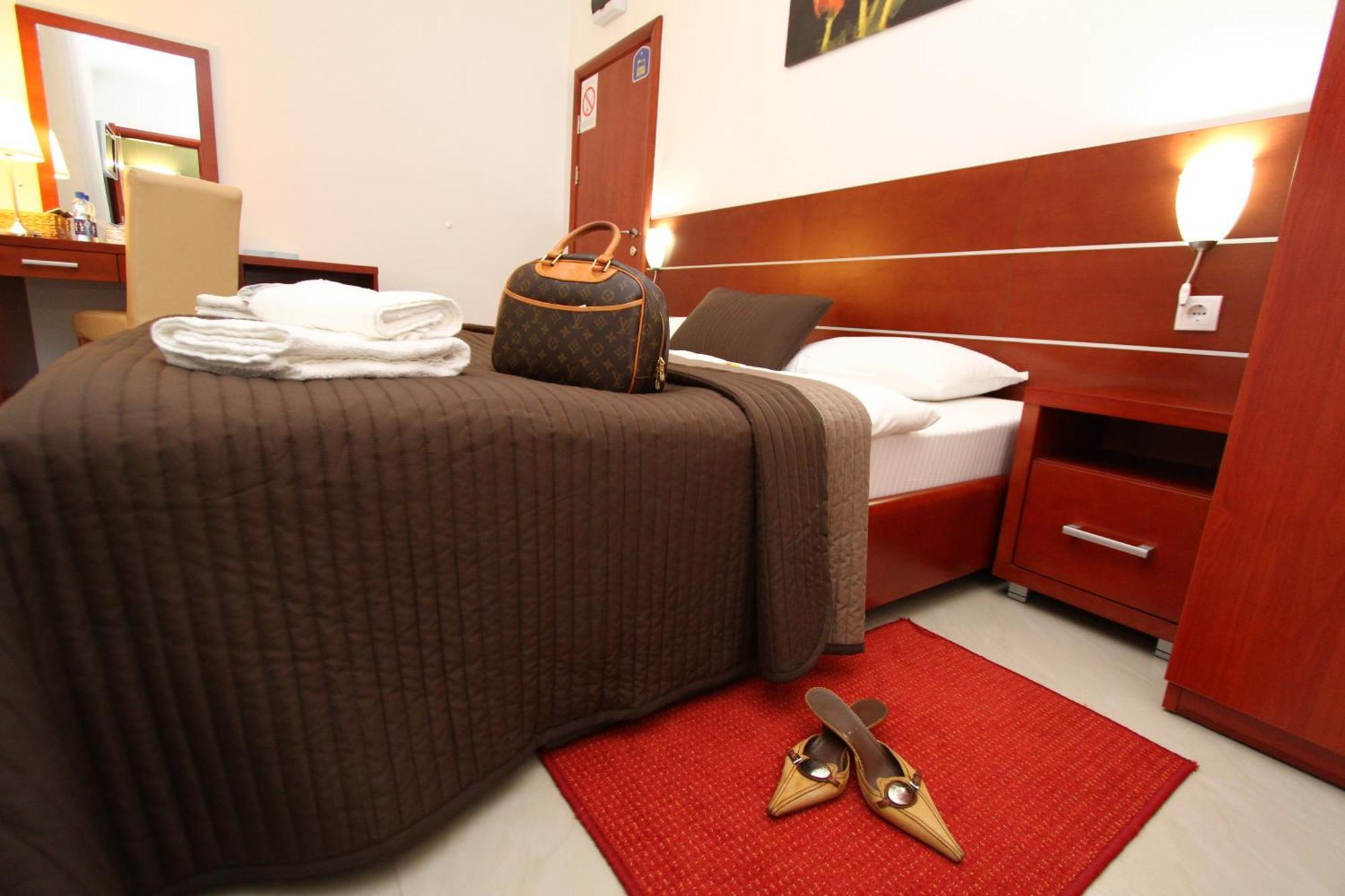 Guesthouse Villa Inn Subotica Buitenkant foto