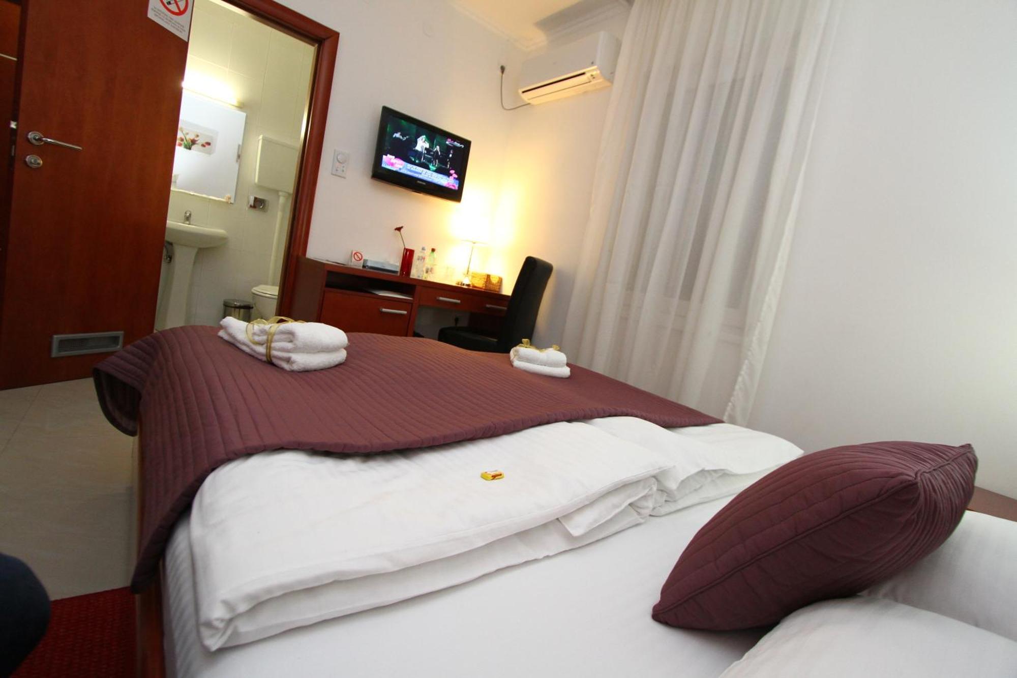 Guesthouse Villa Inn Subotica Buitenkant foto
