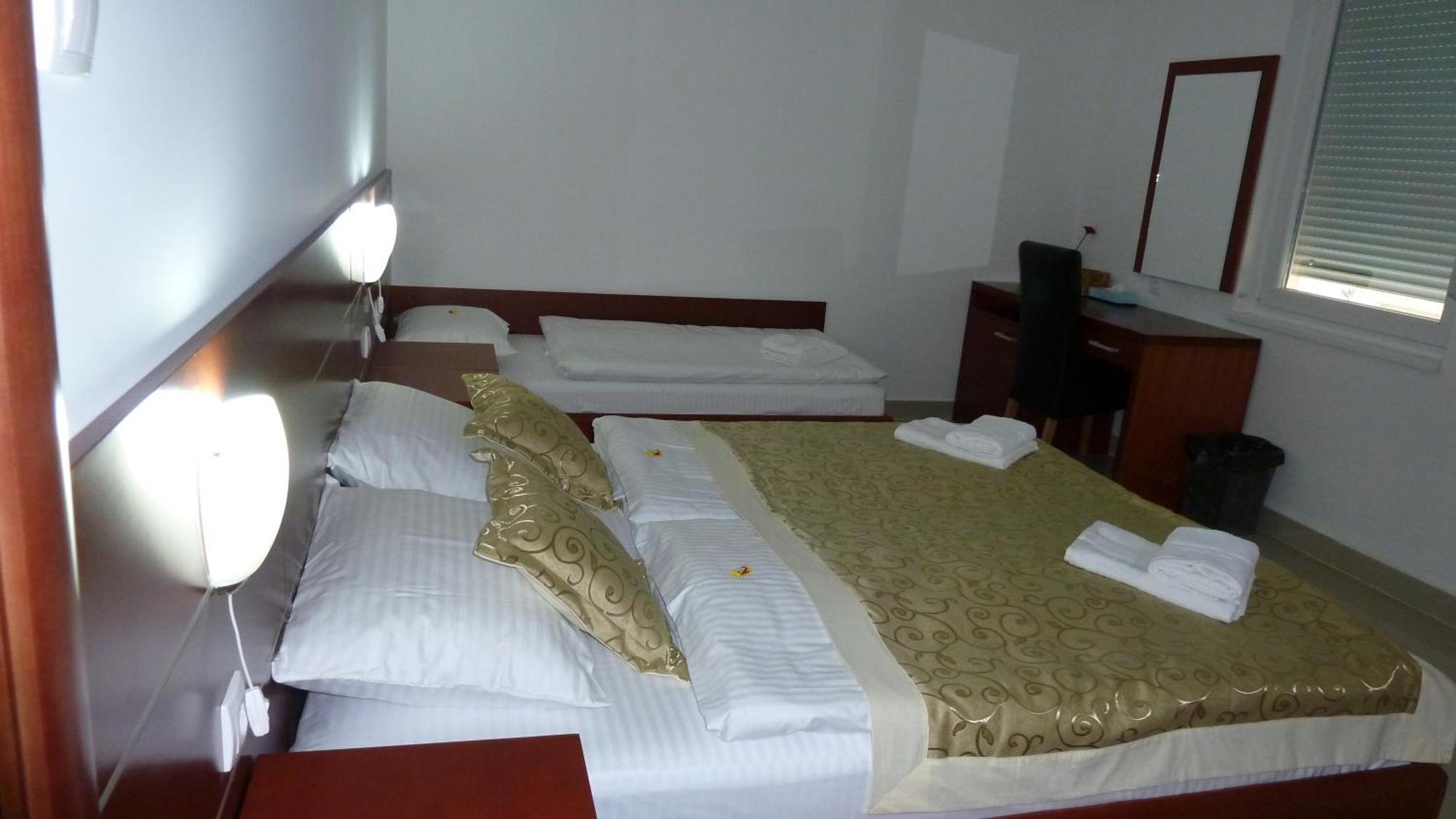 Guesthouse Villa Inn Subotica Buitenkant foto