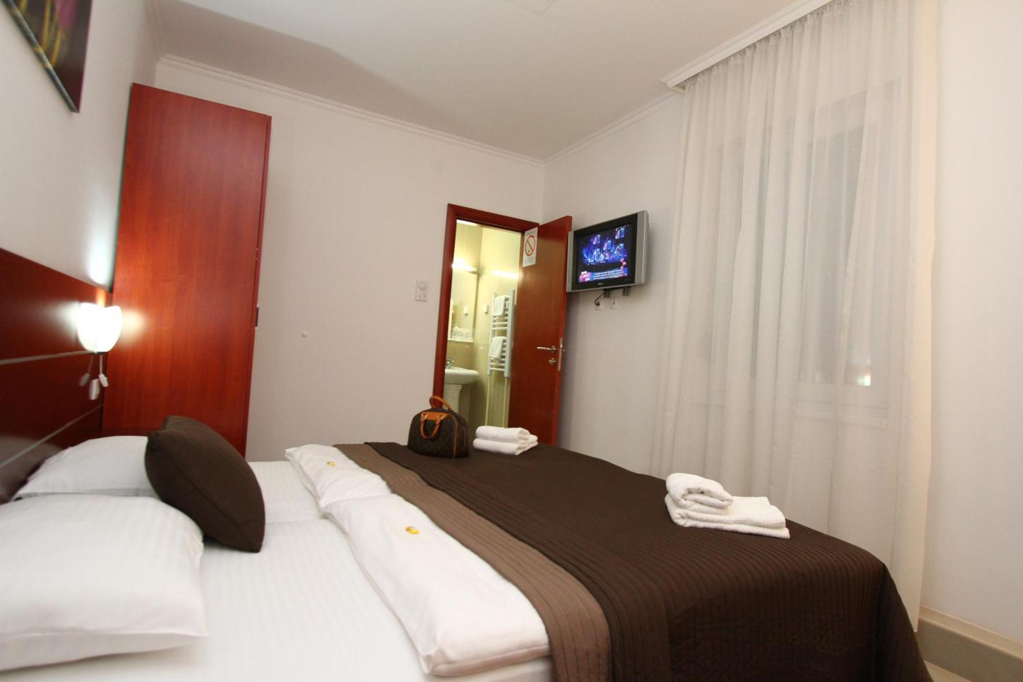 Guesthouse Villa Inn Subotica Buitenkant foto