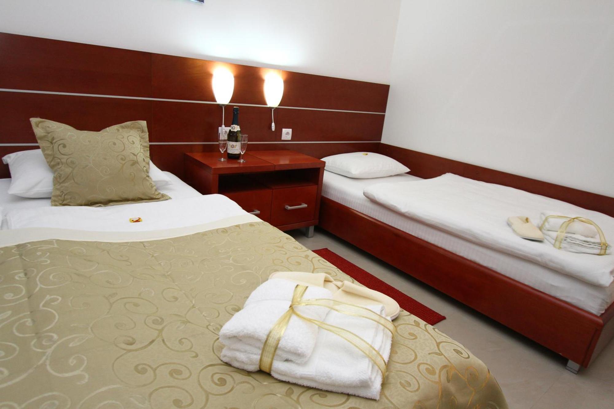 Guesthouse Villa Inn Subotica Buitenkant foto