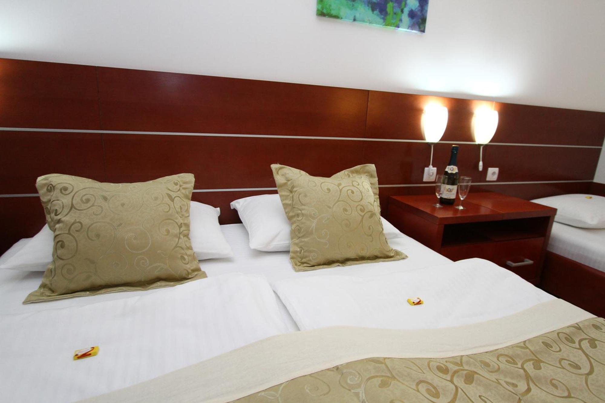 Guesthouse Villa Inn Subotica Buitenkant foto
